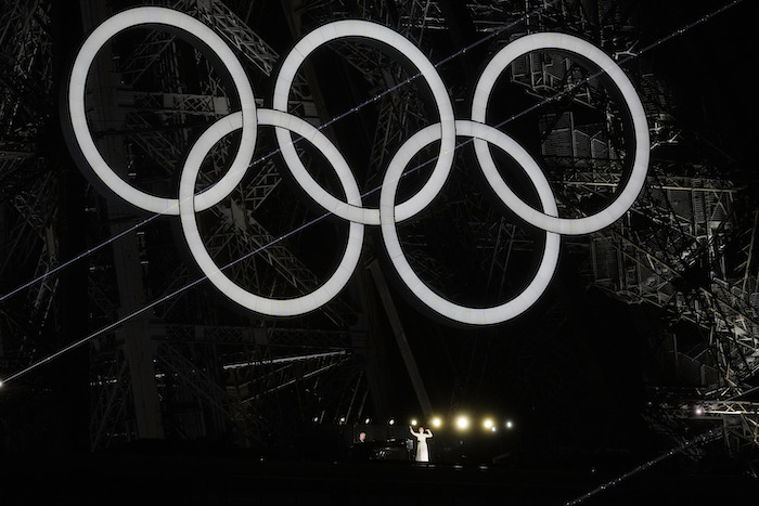 La cantante Celine Dion actúa desde la Torre Eiffel en París, Francia, durante la ceremonia de apertura de los Juegos Olímpicos de Verano de 2024, el viernes 26 de julio de 2024.