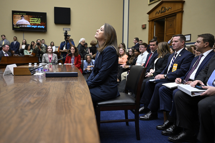 La directora del Servicio Secreto de Estados Unidos, Kimberly Cheatle, se prepara para testificar ante la Comisión de Supervisión y Rendición de Cuentas de la Cámara sobre el intento de asesinato contra el expresidente Donald Trump en un evento de campaña en Pensilvania, en el Capitolio, el lunes 22 de julio de 2024, en Washington.