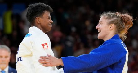 La eslovena Andreja Leski celebra tras vencer a la mexicana Prisca Awiti (izquierda) en la final de la división de 63 kilogramos de los Juegos Olímpicos, disputada en el Campo de Marte, en París, el martes 30 de julio de 2024.