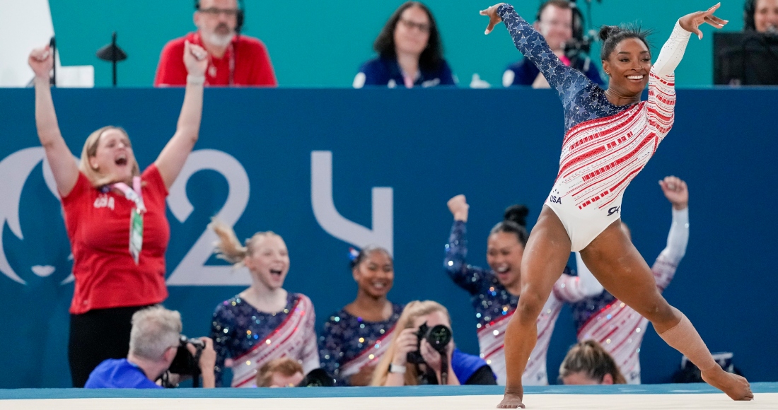 La estadounidense Simone Biles concluye su rutina de piso en los Juegos Olímpicos de París, el martes 30 de julio de 2024.