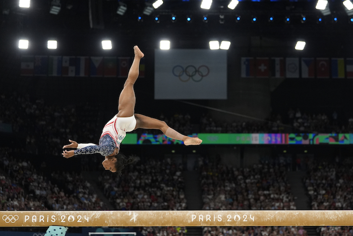 La estadounidense Simone Biles realiza su rutina en la viga de equilibrio durante la final de gimnasia artística en la Arena Bercy de París, el martes 30 de julio de 2024, en los Juegos Olímpicos.