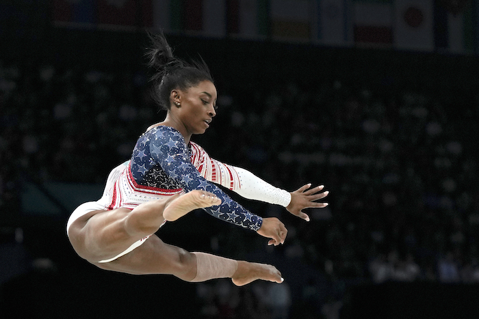 La estadounidense Simone Biles realiza su rutina en la viga de equilibrio en los Juegos Olímpicos de París, el martes 30 de julio de 2024.