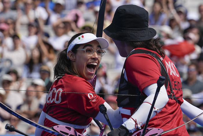 La mexicana Ana Paula Vázquez celebra con sus compañeros durante el duelo de cuartos de final contra Alemania en el tiro con arco de los Juegos Olímpicos de París, el domingo 28 de julio de 2024.