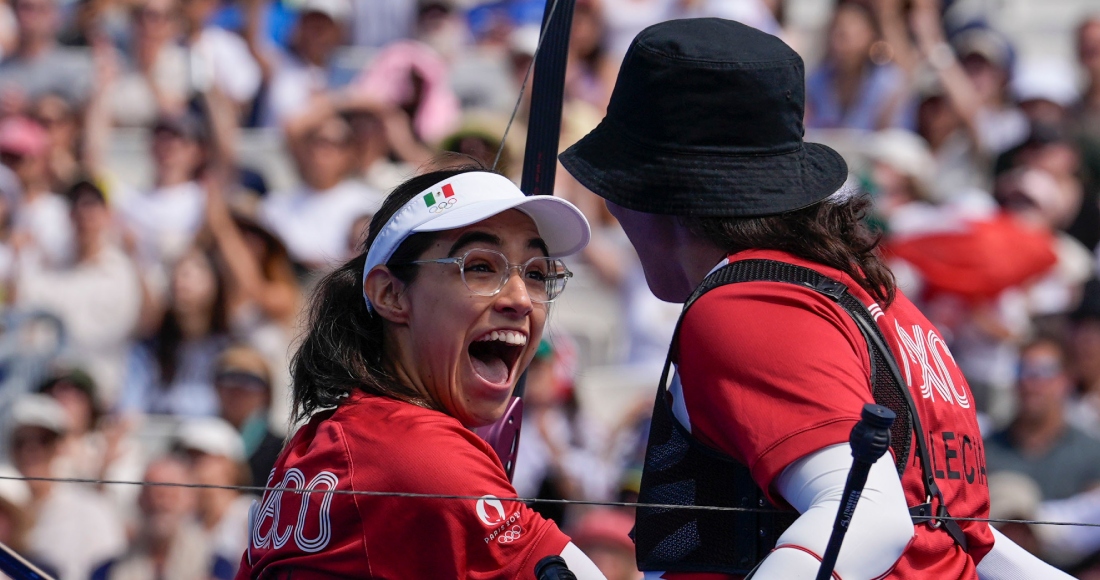 La mexicana Ana Paula Vázquez celebra con sus compañeros durante el duelo de cuartos de final contra Alemania en el tiro con arco de los Juegos Olímpicos de París, el domingo 28 de julio de 2024.