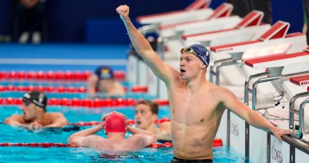 El francés Léon Marchand celebra tras ganar los 400 metros combinados en los Juegos Olímpicos de París, el domingo 28 de julio de 2024, en Nanterre, Francia.