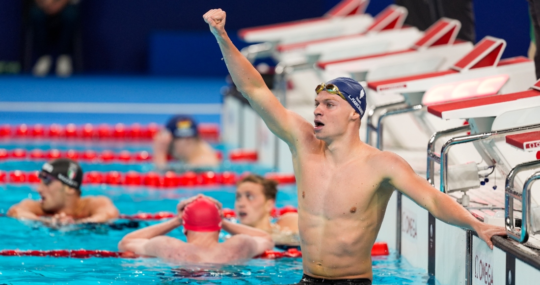 El francés Léon Marchand celebra tras ganar los 400 metros combinados en los Juegos Olímpicos de París, el domingo 28 de julio de 2024, en Nanterre, Francia.