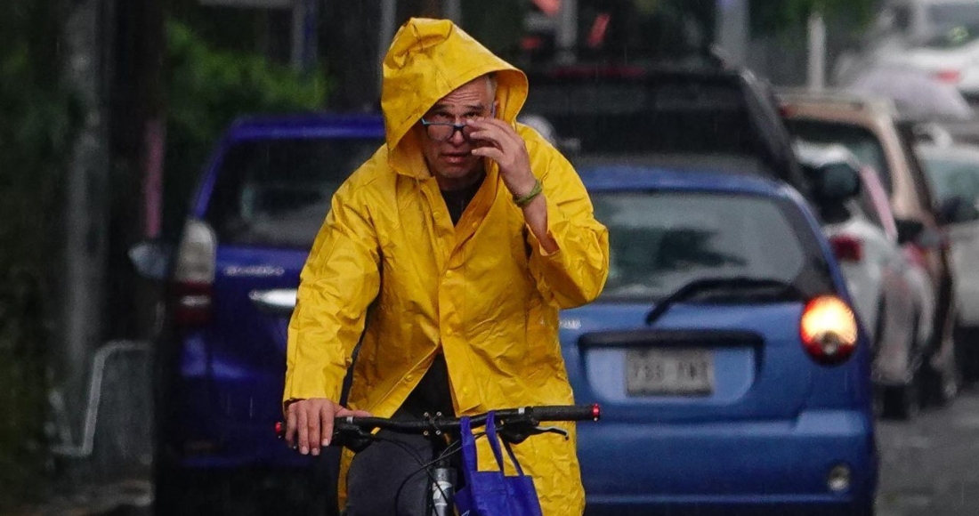 Una lluvia generalizada sorprendió a los capitalinos durante la tarde del 9 de julio.