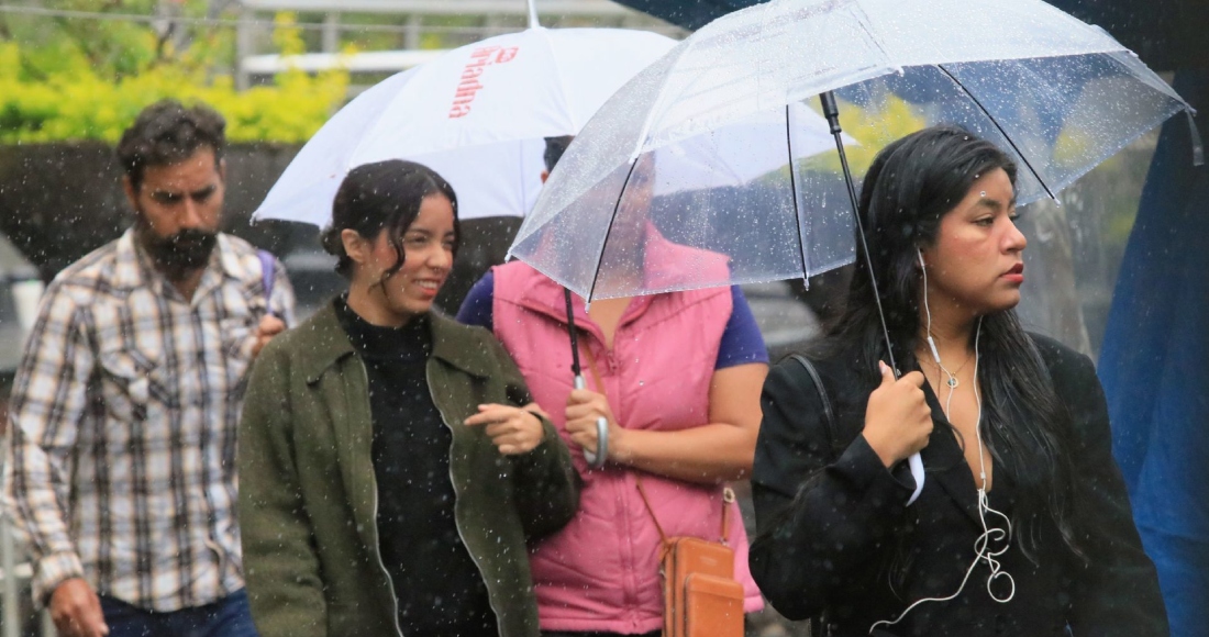 En Ciudad de México se pronostican lluvias de entre 30 a 49 milímetros (mm) entre las 12:00 y las 22:00 horas de este lunes, por lo que las autoridades capitalinas recomendaron a la población barrer coladeras y mantenlas libres de basura u objetos que las obstruyan.