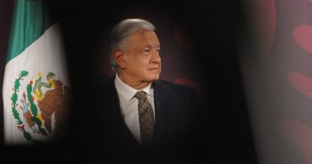 López Obrador volvió a defender al Ejército y aseguró que no existen pruebas que lo impliquen en la desaparición de los jóvenes. En contraste, los padres de los normalistas señalaron ayer que el mandatario incluso contradice las investigaciones hechas por Alejandro Encinas, su exsubsecretario de Gobernación.