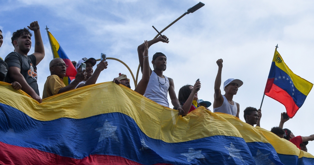 Los manifestantes protestan contra los resultados oficiales de las elecciones que declaran la reelección del Presidente Nicolás Maduro en Valencia, Venezuela, el lunes 29 de julio de 2024, el día después de la votación.