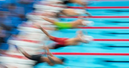 Los nadadores saltan al agua durante una eliminatoria de los 100 metros pecho en los Juegos Olímpicos de París, el sábado 27 de julio de 2024.