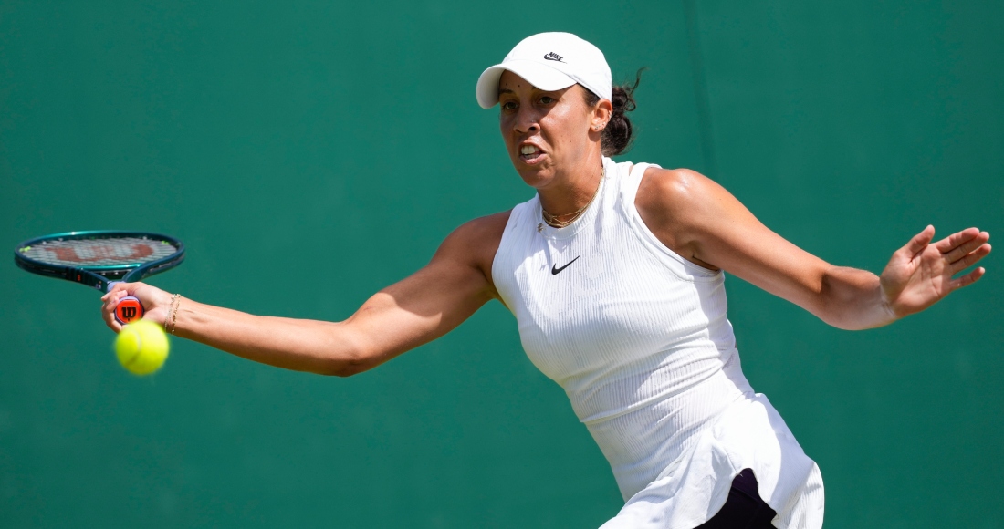 La estadounidense Madison Keys con un derechazo en el encuentro de segunda ronda ante la china Yafan Wang en Wimbledon el jueves 4 de julio del 2024. 