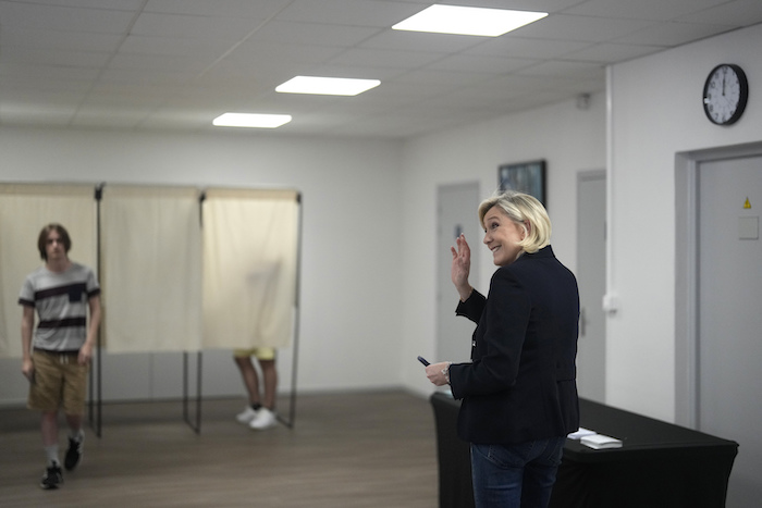 La líder de la extrema derecha francesa Marine Le Pen llega a un centro de votación, el domingo 30 de junio de 2024, en Henin-Beaumont, en el norte de Francia.