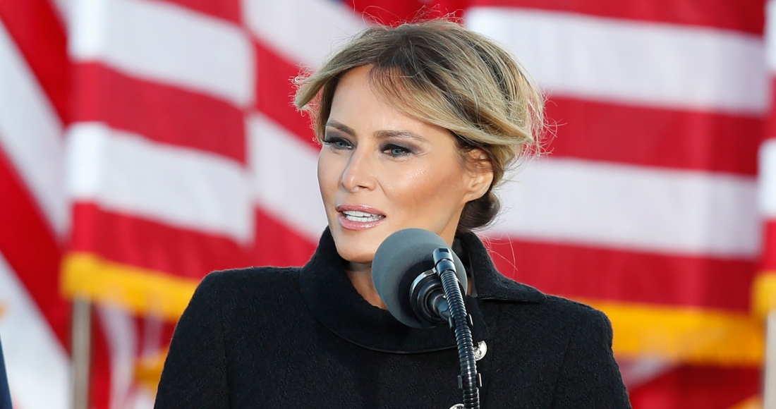 La entonces primera dama Melania Trump habla a un pequeño grupo de simpatizantes mientras el Presidente Donald Trump observa en la Base Andrews de la Fuerza Aérea, Maryland, el 20 de enero de 2021.