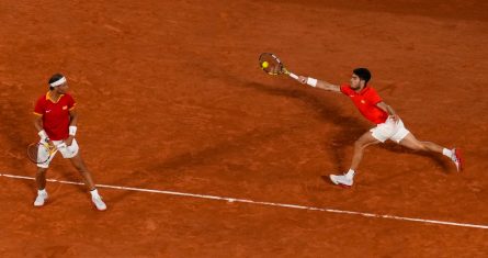 Los españoles Carlos Alcaraz y Rafael Nadal en su partido de dobles ante los estadounidenses Austin Krajicek y Rajeev Ram en los cuartos de final del torneo olímpico, el miércoles 31 de julio de 2024, en París.