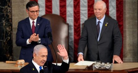 El Primer Ministro israelí, Benjamin Netanyahu, habla ante una reunión conjunta del Congreso en el Capitolio de Washington, el miércoles 24 de julio de 2024, mientras el presidente de la Cámara de Representantes, Mike Johnson, y el presidente de la Comisión de Relaciones Exteriores del Senado, Ben Cardin, lo observan.