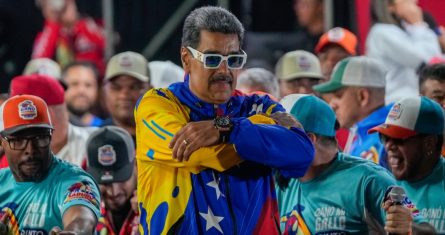 El Presidente Nicolás Maduro se dirige a sus seguidores desde el palacio presidencia de Miraflores después de que la autoridad electoral de Venezuela le declarara ganador de las elecciones en Caracas, Venezuela, el lunes 29 de julio de 2024.