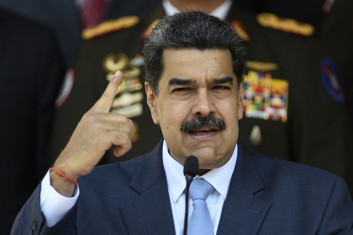 En esta fotografía del 12 de marzo de 2020, el Presidente venezolano Nicolás Maduro da una conferencia de prensa en el Palacio Presidencial de Miraflores, en Caracas, Venezuela.