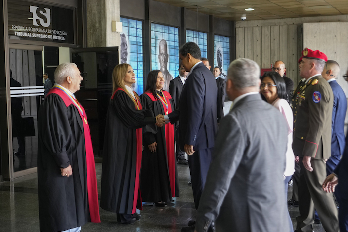 El Presidente venezolano Nicolás Maduro estrecha la mano de los magistrados de la Corte Suprema a su llegada a la Corte en Caracas, Venezuela, el miércoles 31 de julio de 2024, tres días después de su controvertida reelección.