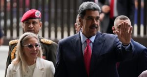 El Presidente venezolano Nicolás Maduro saluda mientras él y su esposa Cilia Flores llegan a la Corte Suprema en Caracas, Venezuela, el miércoles 31 de julio de 2024, tres días después de su disputada reelección.