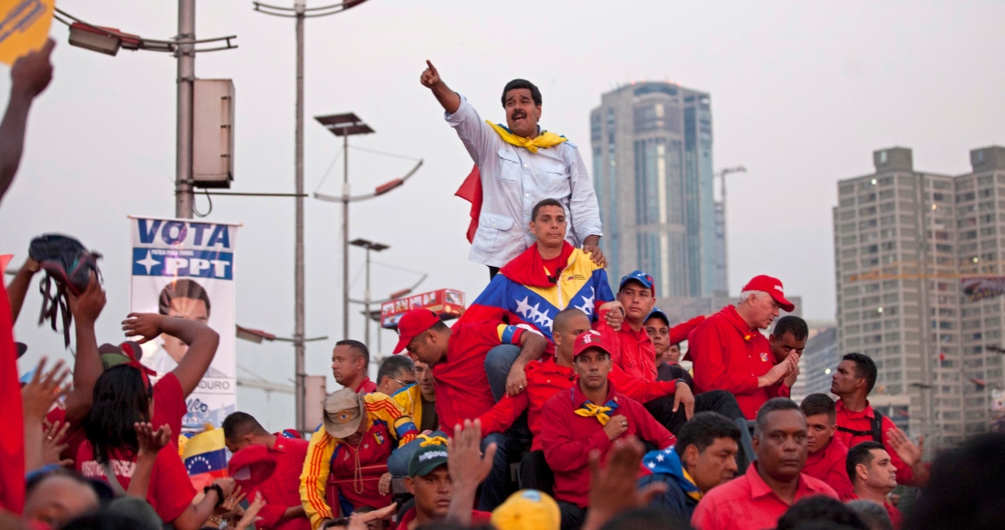 El entonces aspirante a Presidente de Venezuela, Nicolás Maduro, saluda a sus simpatizantes a su llegada a la avenida Bolívar para un acto de cierre de campaña en Caracas, Venezuela, el 11 de abril de 2013. Maduro, el sucesor del fallecido mandatario Hugo Chávez, ganó al candidato de la oposición Henrique Capriles en las elecciones del 14 de abril. 