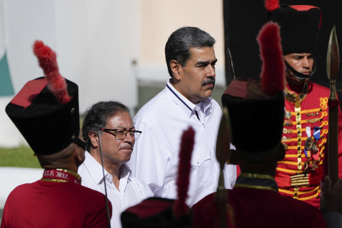 El Presidente venezolano Nicolás Maduro, a la derecha, junto al Presidente colombiano Gustavo Petro después de que Petro llegara al Palacio Presidencial de Miraflores en Caracas, Venezuela, el sábado 18 de noviembre de 2023.