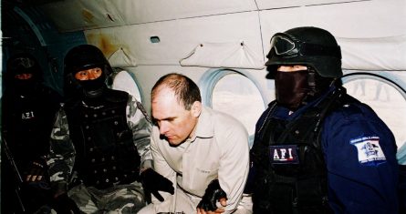 Osiel Cárdenas Guillén fue capturado en marco de 2003. El 19 de enero de 2007 fue extraditado a Estados Unidos. En la imagen, el capo es escoltado por elementos de la Policía Federal al Aeropuerto Internacional de la Ciudad de México, donde se hizo la entrega a las autoridades estadounidenses.