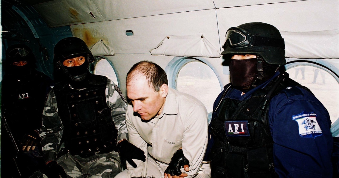 Osiel Cárdenas Guillén fue capturado en marco de 2003. El 19 de enero de 2007 fue extraditado a Estados Unidos. En la imagen, el capo es escoltado por elementos de la Policía Federal al Aeropuerto Internacional de la Ciudad de México, donde se hizo la entrega a las autoridades estadounidenses.