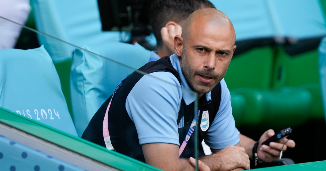 El técnico de Argentina, Javier Mascherano, en la banca previo al partido contra Marruecos en el fútbol de los Juegos Olímpicos de París 2024, en el estadio Geoffroy-Guichard en Saint-Etienne, Francia, miércoles 24 de julio, 2024, AP. 