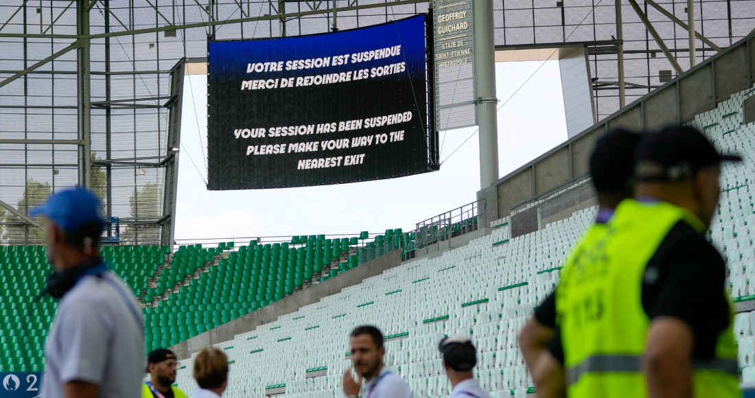 La pantalla de video anuncia que el partido entre Argentina y Marruecos en el fútbol masculino de los Juegos Olímpicos ha sido suspendido, el miércoles 24 de julio de 2024, en el estadio Geoffroy-Guichard de Saint-Etienne, Francia. 