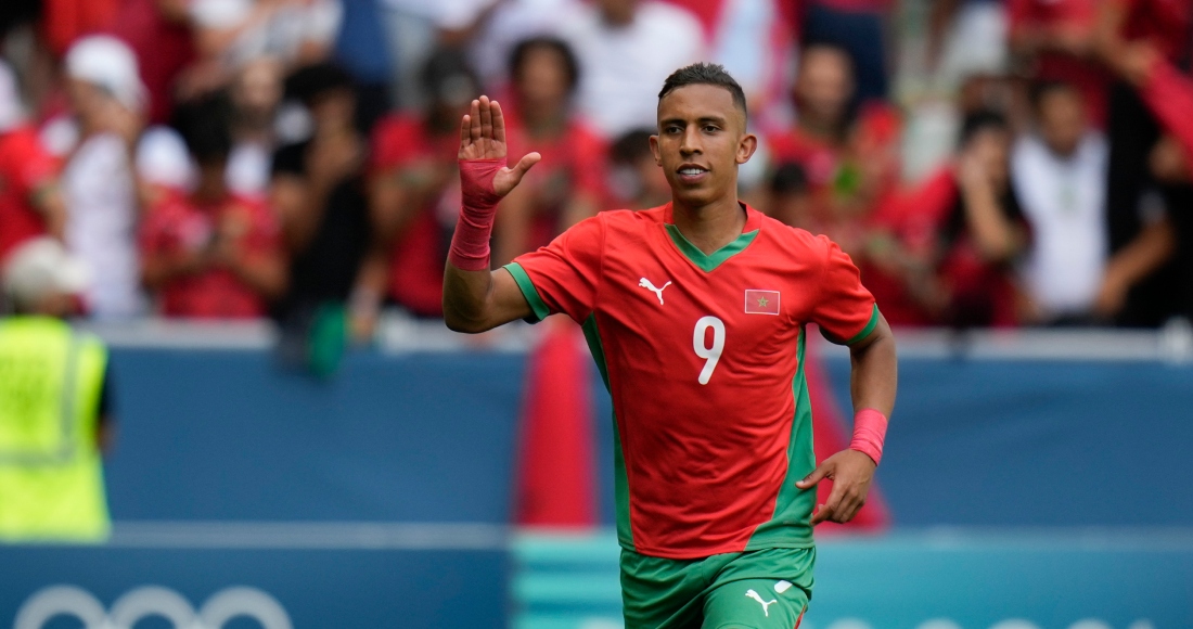 El delantero Soufiane Rahimi de Marruecos celebra tras anotar de penal ante Argentina por el fútbol de los Juegos Olímpicos de París en el estadio Geoffroy-Guichard de Saint-Etienne, Francia, miércoles 24 julio, 2024. 