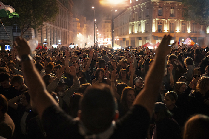 Personas se congregan en la Plaza de la República para festejar los resultados preliminares de la segunda vuelta de las elecciones legislativas, en París, Francia, el domingo 7 de julio de 2024.