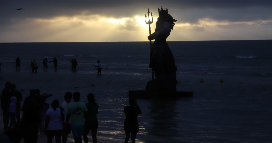 Tras el paso de la tormenta tropical "Beryl" por Progeso, decenas de personas acudieron a la estatua de Poseidón para tomarse fotografías y videos.