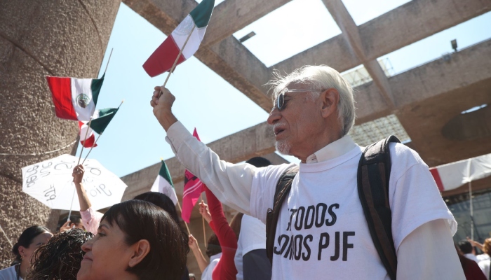 Trabajadores del Poder Judicial de la Federación y organizaciones de la sociedad civil se reunieron en la entrada del Palacio de Justicia con sede en San Lázaro para hacer un pronunciamiento en contra de la reforma al poder judicial, impulsada por el poder ejecutivo.