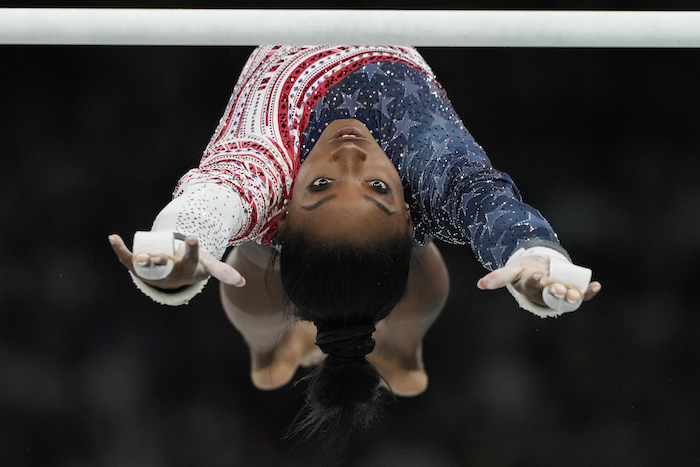 Simone Biles, de Estados Unidos, compite en las barras asimétricas durante la ronda final de equipos femeninos de gimnasia artística en la Arena Bercy en los Juegos Olímpicos de verano de 2024, el martes 30 de julio de 2024, en París, Francia.