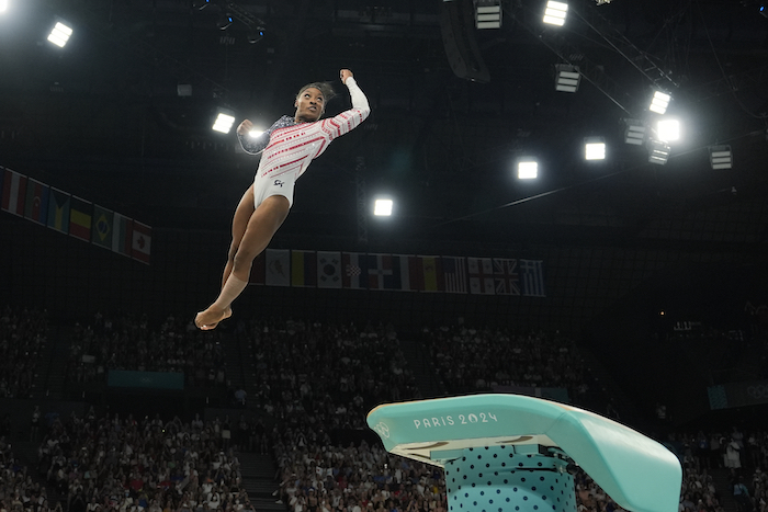 Simone Biles, de Estados Unidos, compite en el potro durante la ronda final de equipos femeninos de gimnasia artística en la Arena Bercy en los Juegos Olímpicos de verano de 2024, el martes 30 de julio de 2024, en París, Francia.