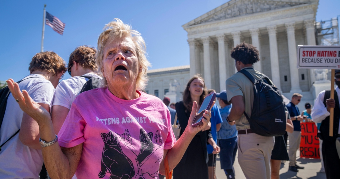 Celeste McCall, de Washington, reacciona confundida el 1 de julio del 2024, afuera de la Corte Suprema en Washington, luego que se anunciaron las decisiones. “Estoy confundida. Me habían dicho que [Trump] no tiene inmunidad para actos no oficiales”, dijo McCall. “Ni siquiera sé qué significa eso. Estoy más que confundida”.