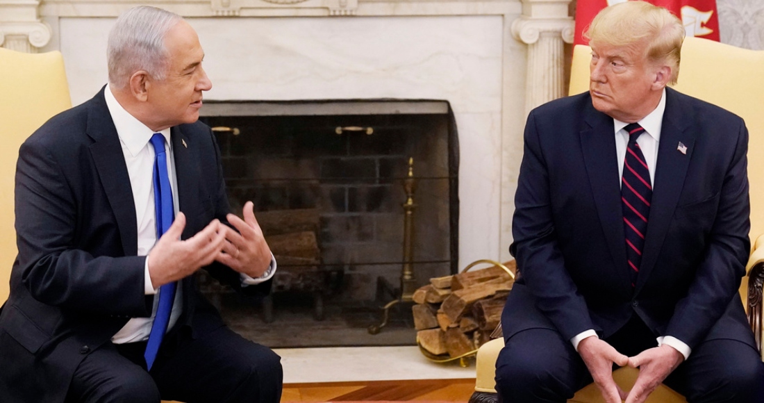 El entonces Presidente Donald Trump, derecha, se reúne con el Primer Ministro israelí, Benjamin Netanyahu, en la Oficina Oval, el 15 de septiembre de 2020, en la Casa Blanca, en Washington.