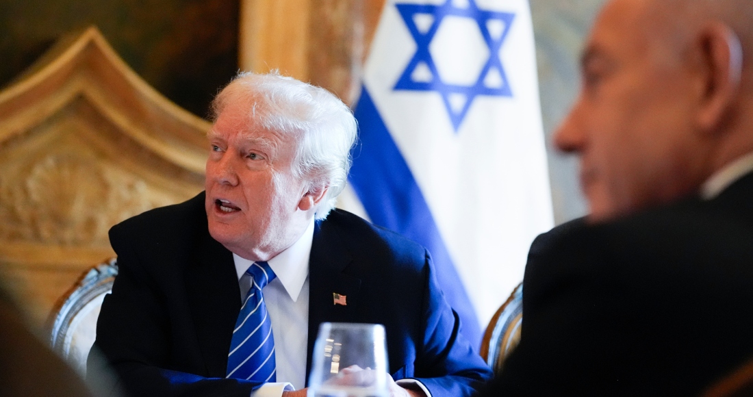 El candidato presidencial republicano y expresidente de EEUU, Donald Trump, se reúne con el primer ministro israelí, Benjamin Netanyahu, en la residencia del magnate en Mar-a-Lago, el viernes 26 de julio 2024, en Palm Beach, Florida.