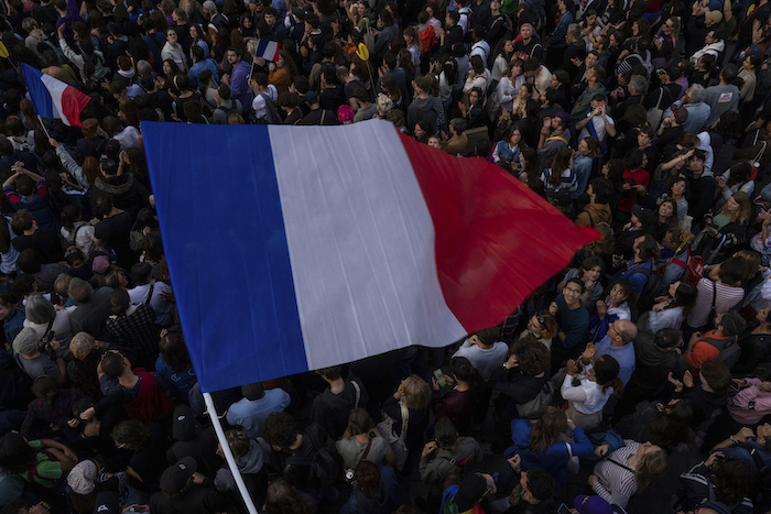 Un grupo de personas se reúne en la Plaza de la República, en protesta contra la extrema derecha, el miércoles 3 de julio de 2024, en París.