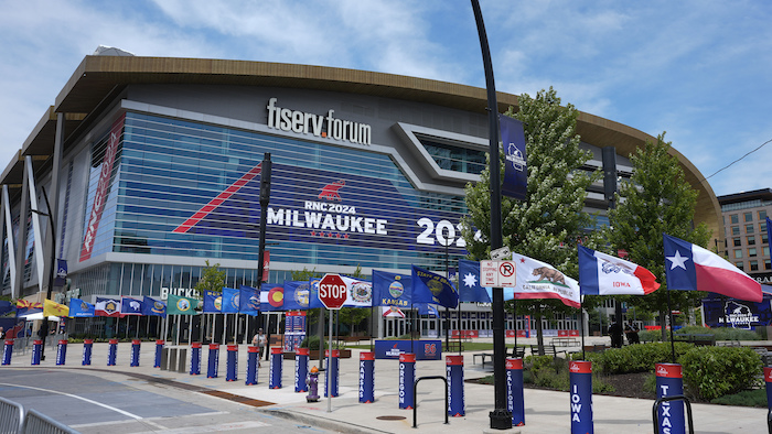 Una imagen del exterior del Foro Fiserv, donde se realizará la Convención Nacional Republicana 2024, el domingo 14 de julio de 2024, en Milwaukee.