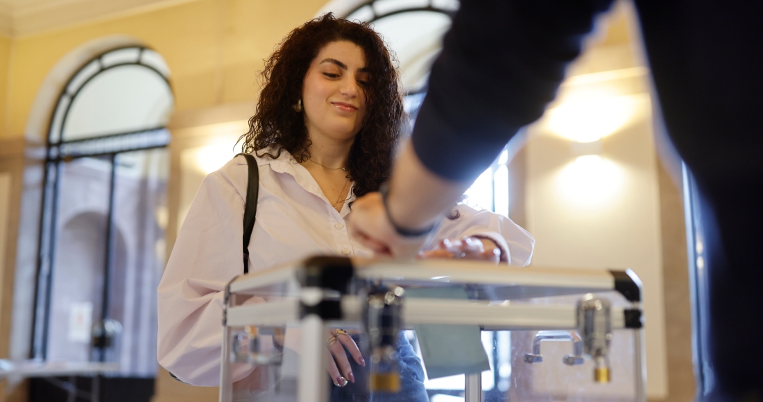 Una mujer vota en la segunda ronda de las elecciones legislativas, el domingo 7 de julio de 2024 en Estrasburgo, en el este de Francia.