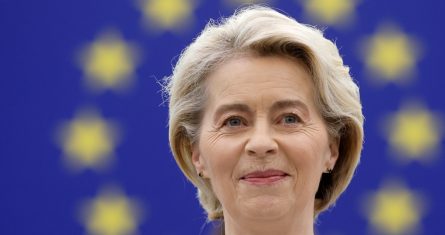 La presidenta de la Comisión Europea, Ursula von der Leyen, se dirige al pleno del Parlamento Europeo en Estrasburgo, en el este de Francia, el jueves 18 de julio de 2024.