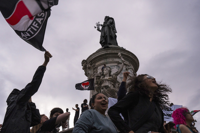 Varias personas se reúnen en la Plaza de la República para protestar contra la ultraderechista Agrupación Nacional, que se situó a la cabeza en la primera vuelta de las elecciones legislativas, el domingo 30 de junio de 2024, en París.