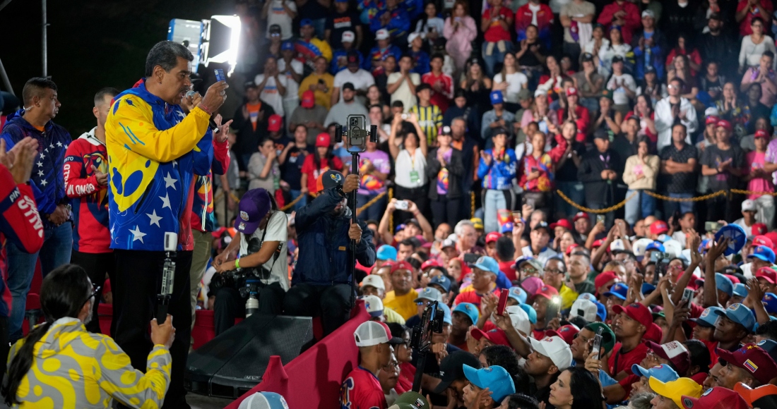 El Presidente Nicolás Maduro se dirige a sus partidarios reunidos frente al palacio presidencial de Miraflores después de que las autoridades electorales lo declararan ganador de las elecciones presidenciales en Caracas, Venezuela, el lunes 29 de julio de 2024.