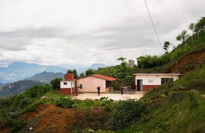 Cientos de personas se han visto obligadas a abandonar sus hogares debido al incremento de violencia en los límites entre las comunidades de Chenalhó y Pantelhó, Chiapas.