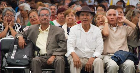 Los adultos mayores redujeron la pobreza en el sexenio de López Obrador.