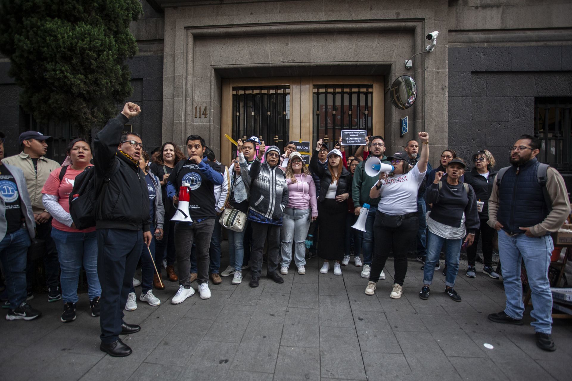 Trabajadores del Poder Judicial protestaron en las inmediaciones de la Suprema Corte de Justicia de la Nación (SCJN) cerrando y clausurando simbólicamente todos los accesos al edificio de la Corte en protesta por la Reforma Judicial 