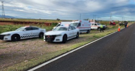 El accidente ocurrió a la altura del kilómetro 29 con dirección a la capital de Chihuahua. De acuerdo a los primeros reportes, la ambulancia perdió el control, salió de la carretera, se volcó y finalmente se impactó contra una barda de contención.