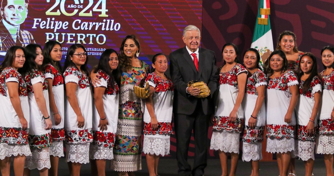 Las Diablitas de Hodzonot, quienes juegan sóftbol con el traje tradicional de la Zona Maya y sin zapatos, estuvieron esta mañana en la conferencia de prensa del Presidente en Palacio Nacional. 